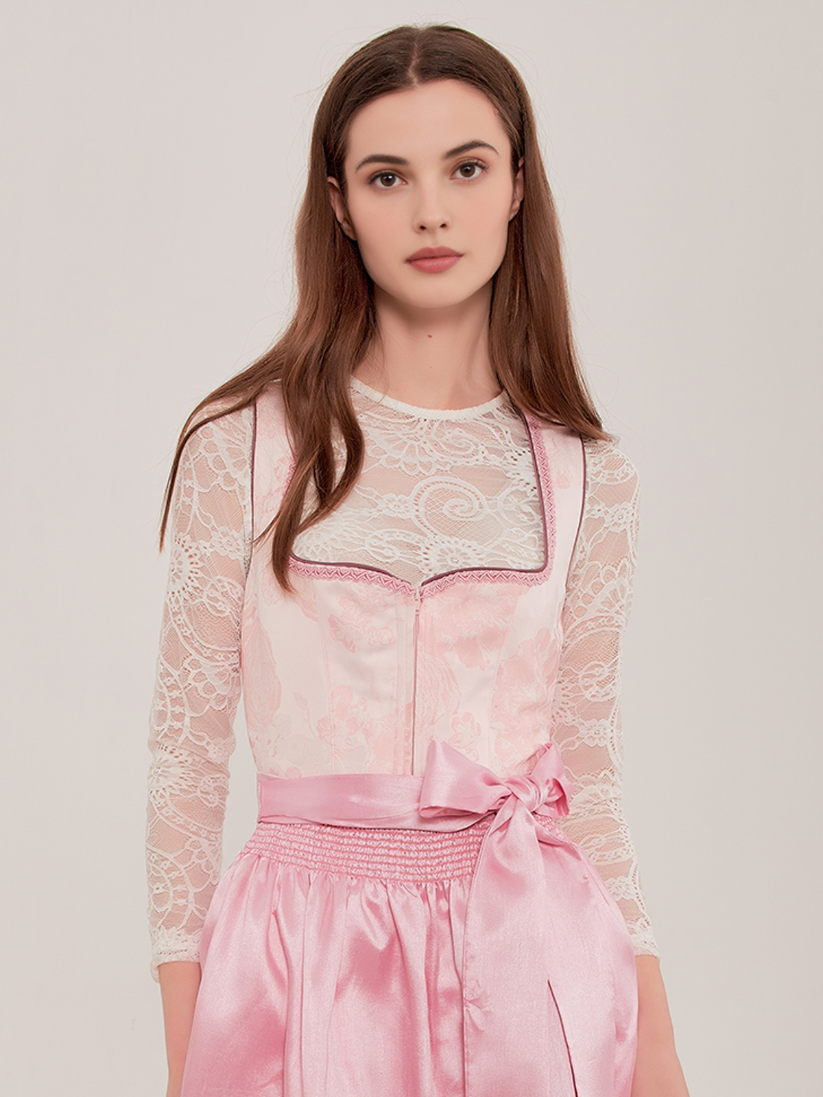 Modernes Dirndl in Blau mit eleganter Silberstickerei