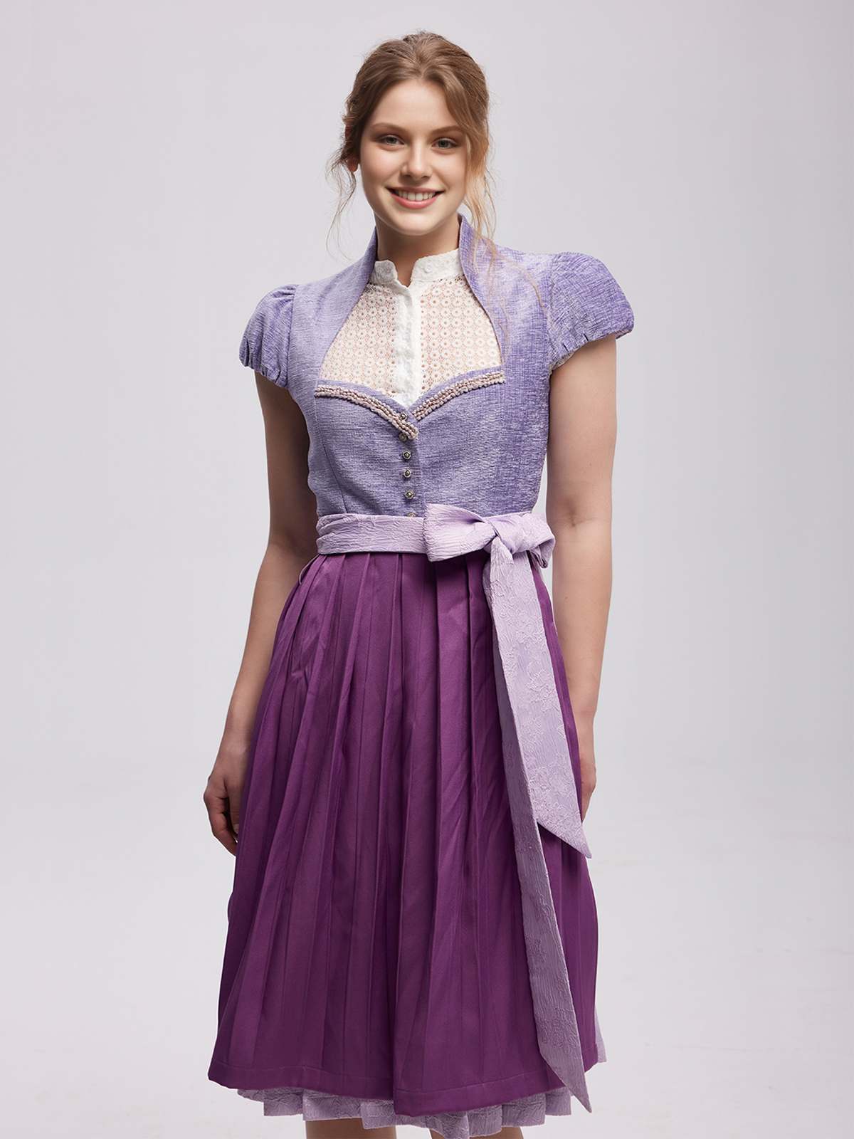 Graue Dirndlbluse in lila Dirndl