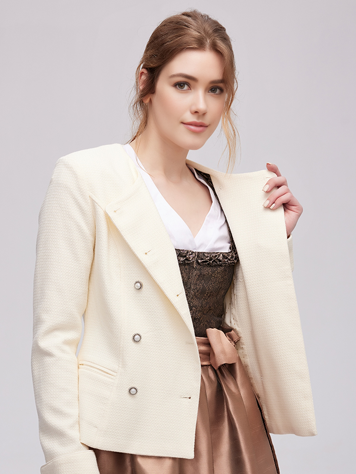 Dirndl mit lila Bluse und weißer Jacke