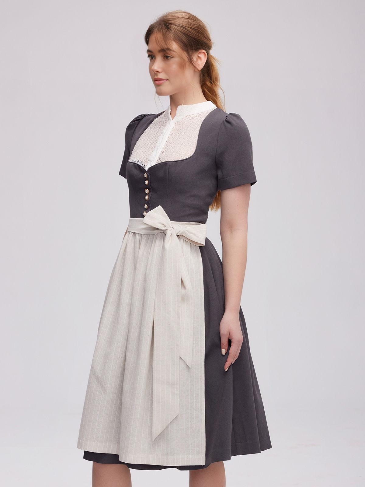 Dirndl in Grau mit dunkelgrüner Bluse