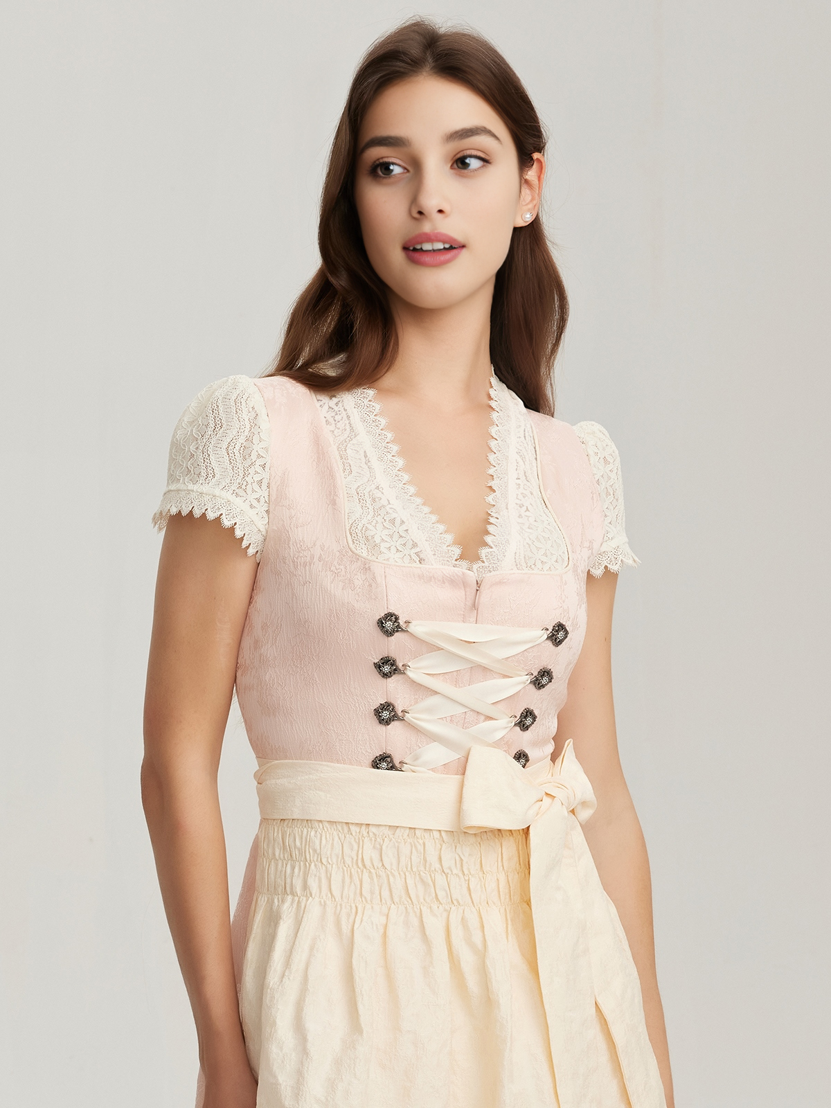 Modernes Dirndl in Rosa – perfekt für den urbanen Look