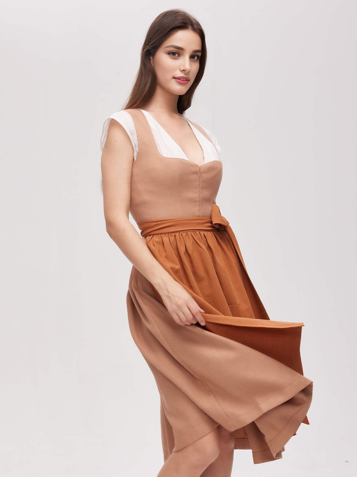 Modernes Dirndl in Braun