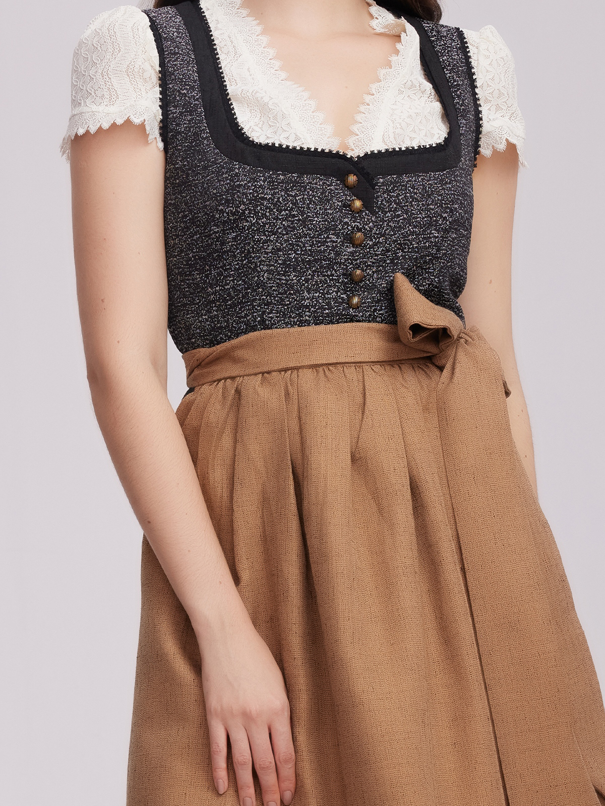 Modernes Dirndl in Schwarz mit eleganter Silhouette