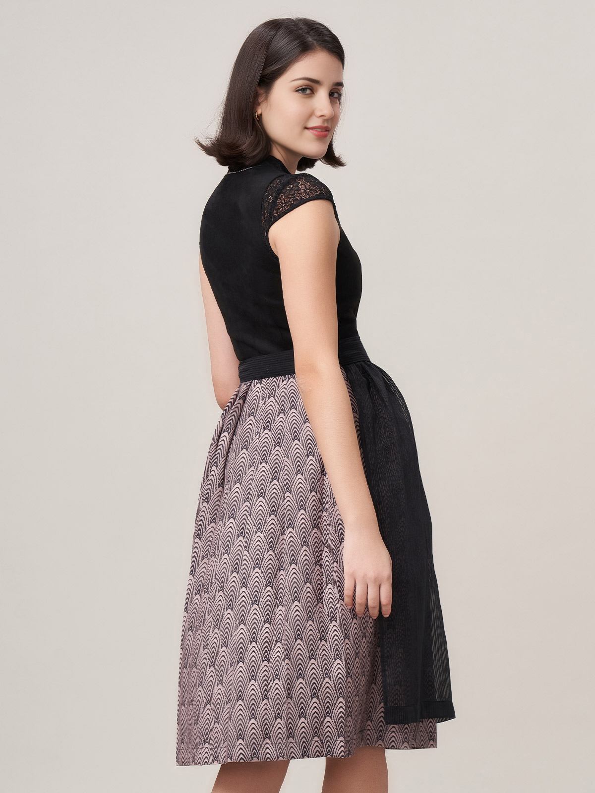 Dirndl mit Herzausschnitt in Schwarz – Eleganz pur