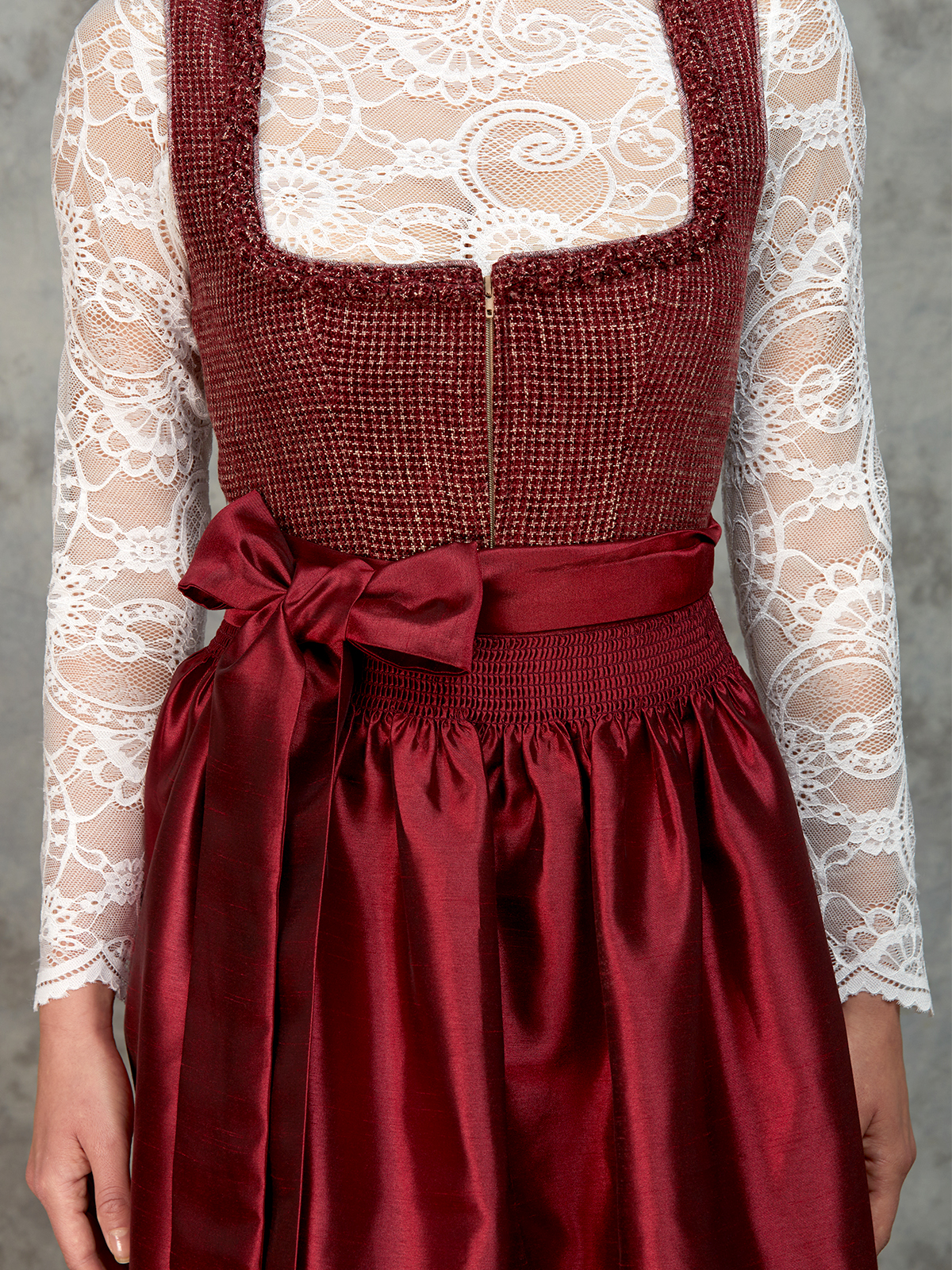 Rosa Dirndl mit traditionellem Schnitt