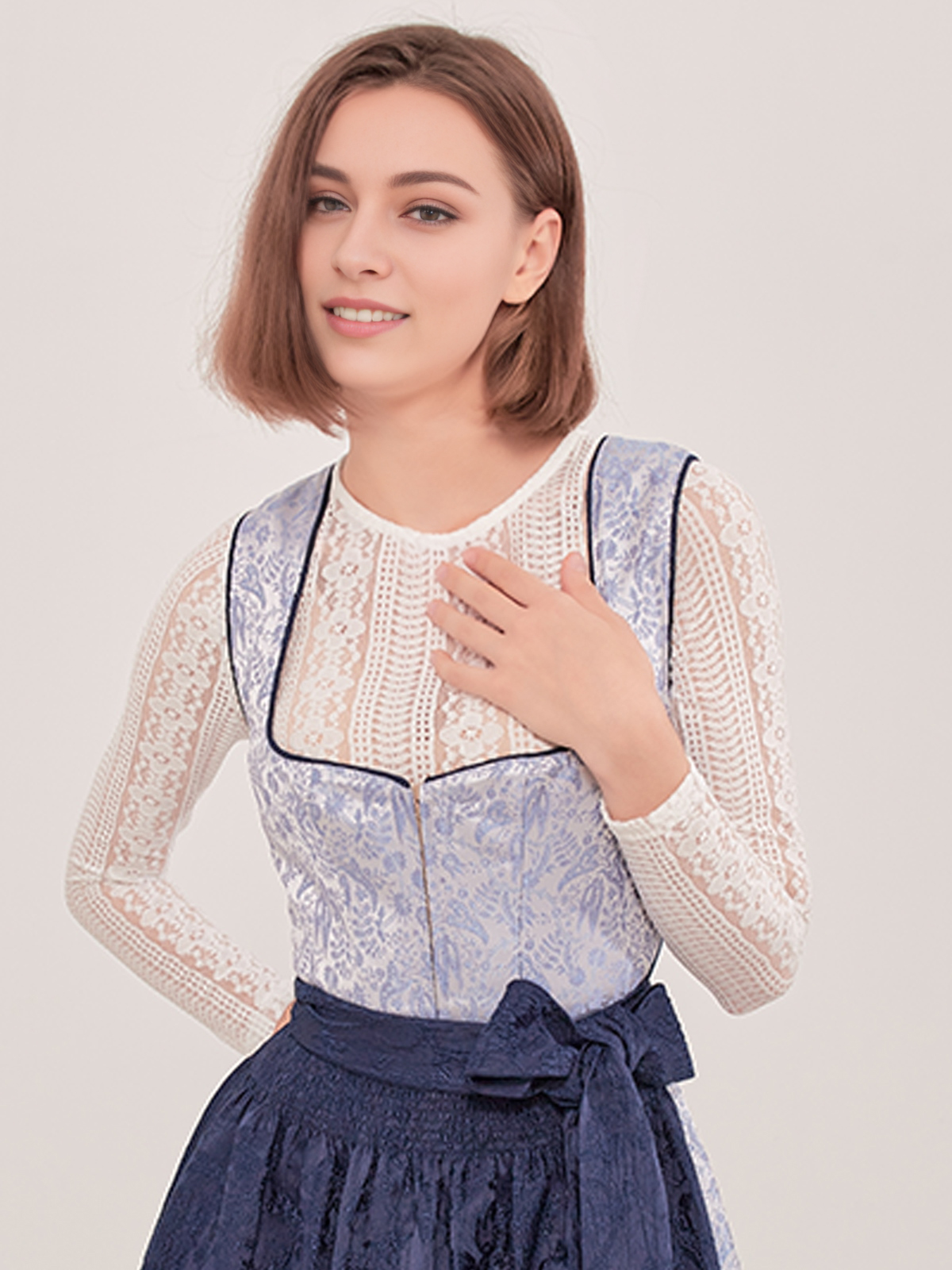 Marjo samt Dirndl blau – Eleganz in Perfektion