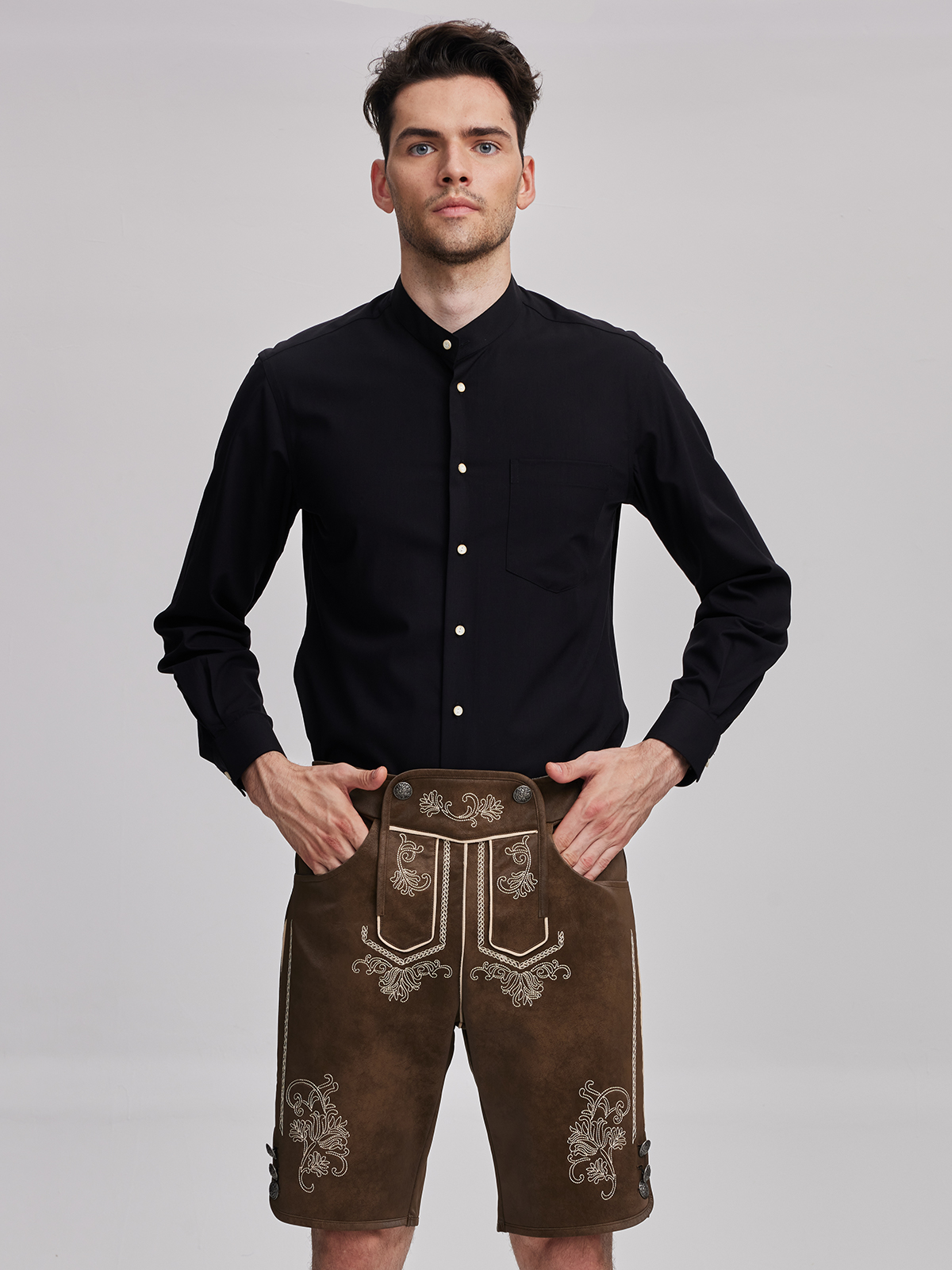 Schwarzes Dirndl mit modernem Schnitt