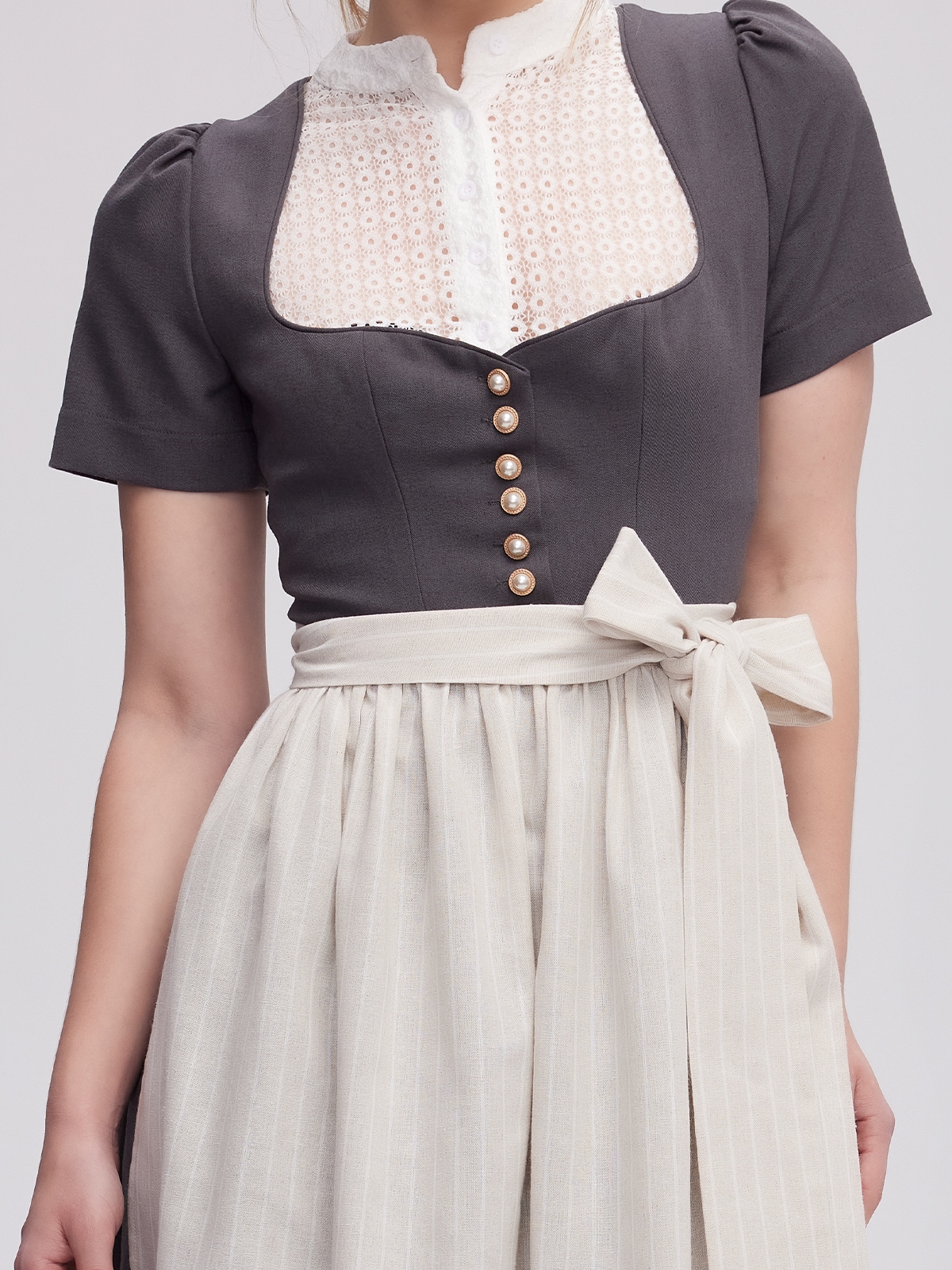 Moderne Dirndl in Grau mit eleganter Spitzenbluse
