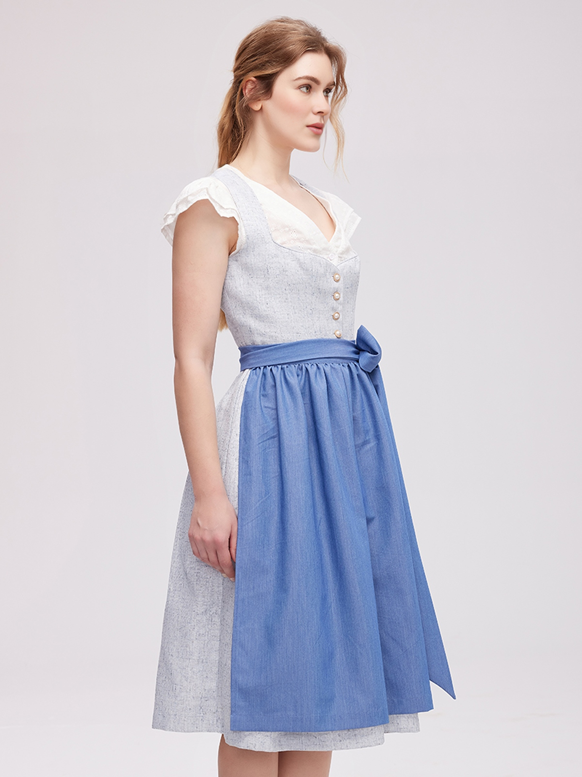 Modernes Dirndl in Blau mit floralen Akzenten