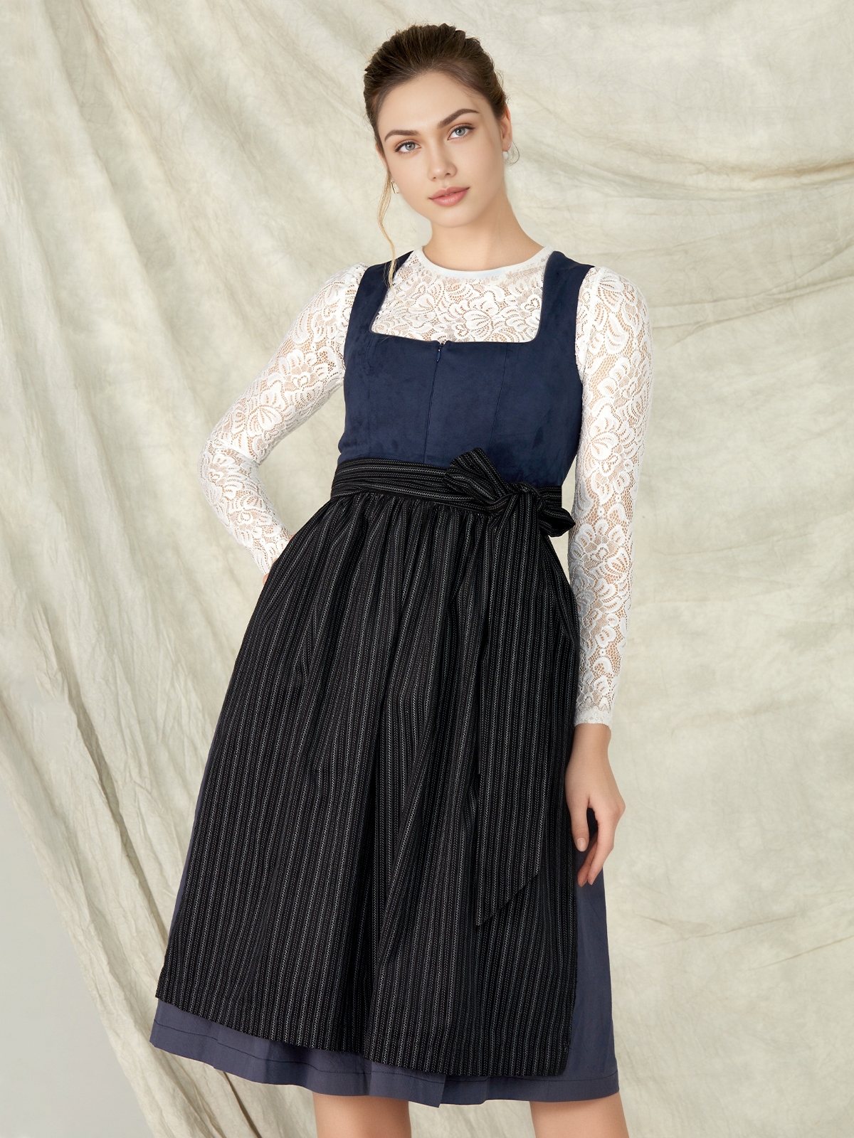 Dirndl in Blau mit weißer Bluse