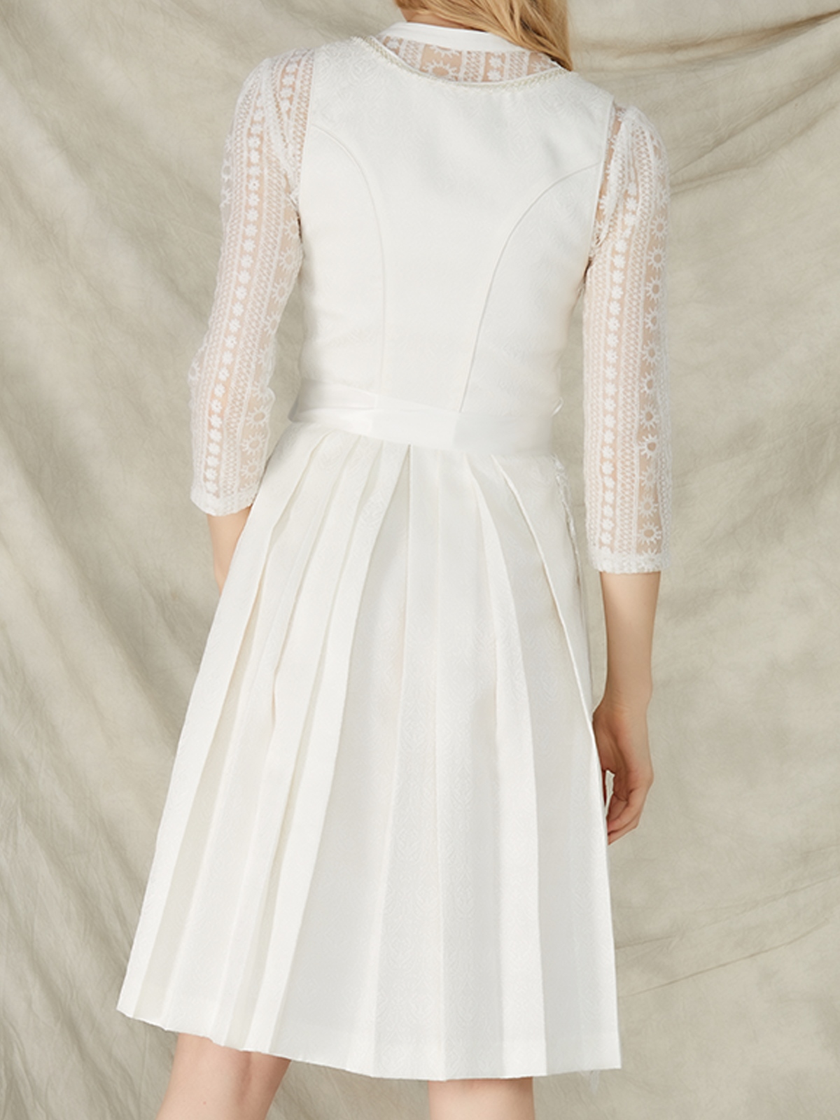 Dirndl in Weiß – zeitlos und stilvoll