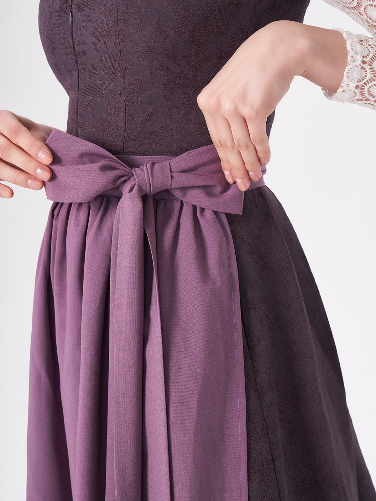 Modernes lila Dirndl mit aufwendigen Details