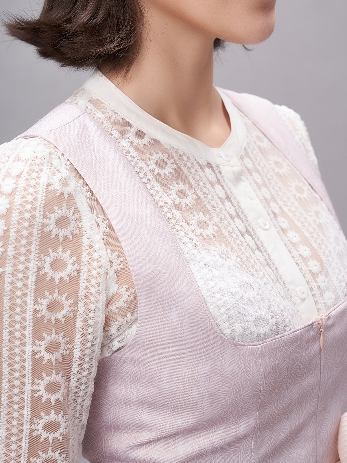 Ein rosa Dirndl mit floralen Details – perfekt für Festivals und Hochzeiten