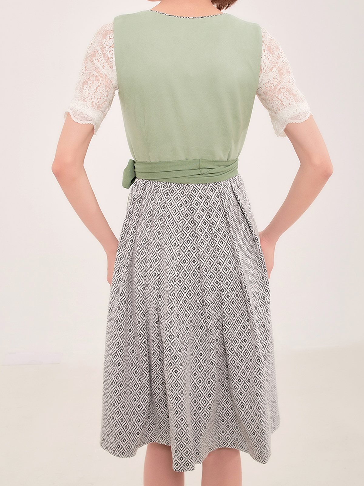 Dirndl mit grünem Trachtenrock