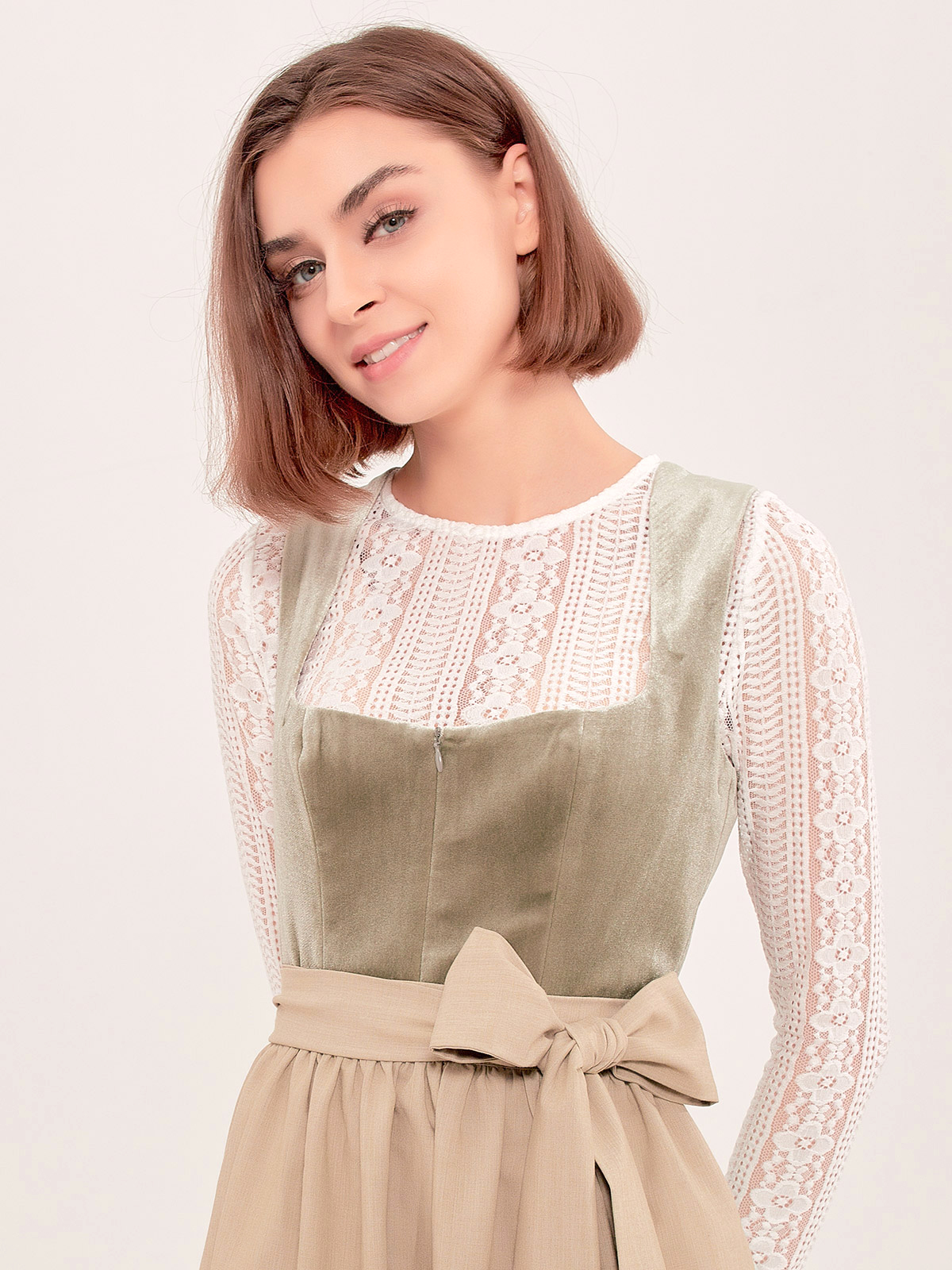 Modernes grünes Dirndl mit schmeichelhaftem Schnitt