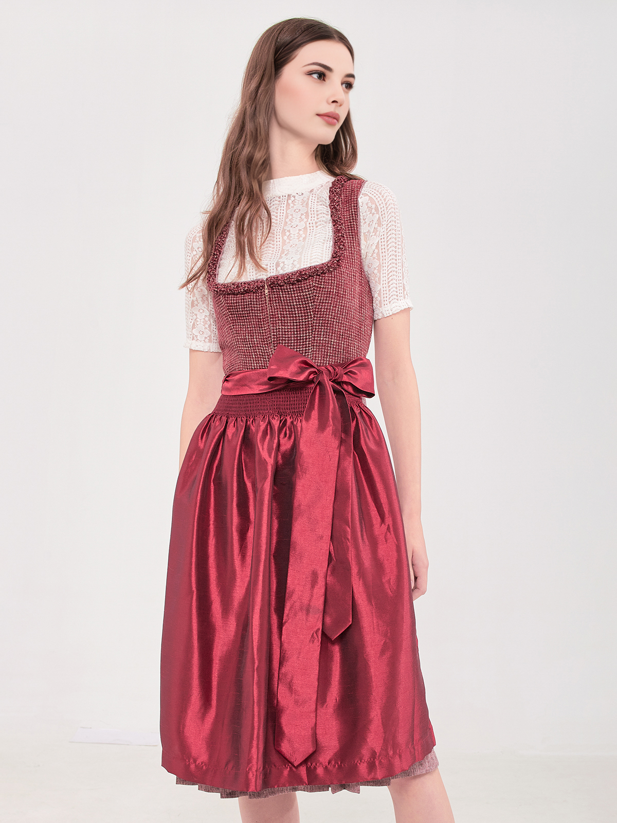 Modernes Dirndl in Rot mit figurbetonter Silhouette