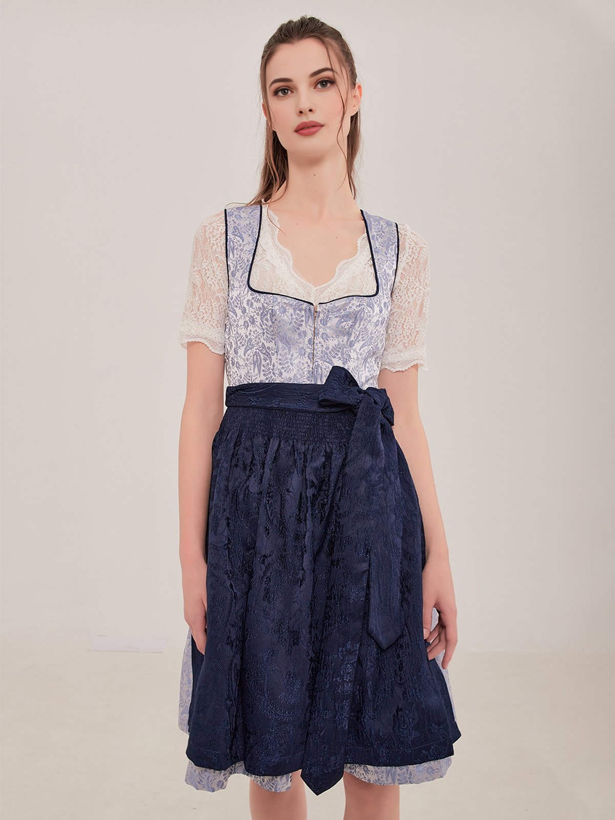 Dirndl mit blauem Muster und großzügigem Ausschnitt