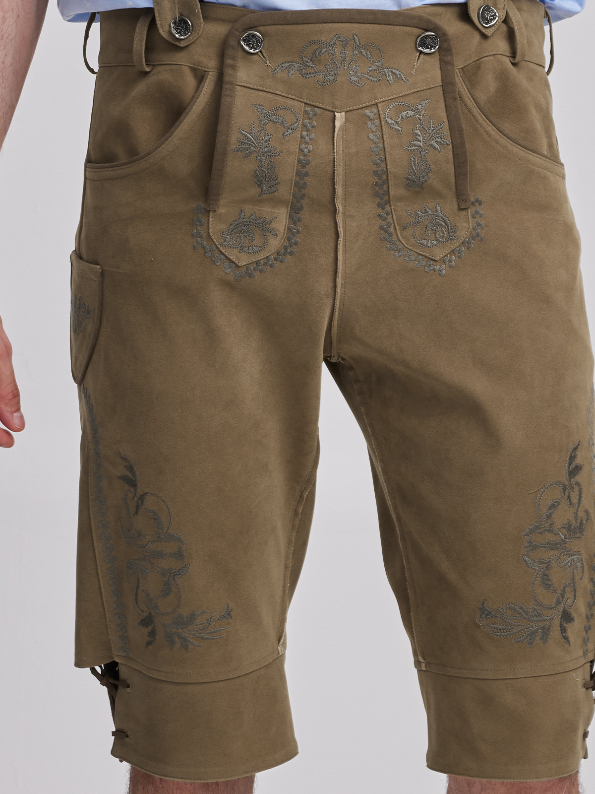 Elegantes braunes Lederhosen-Outfit mit Ja Mei Dirndl