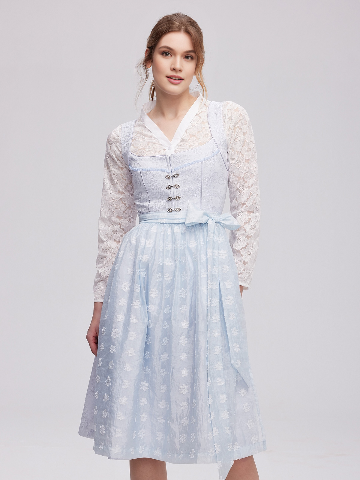 Modernes Dirndl in Blau mit taillenbetonter Silhouette
