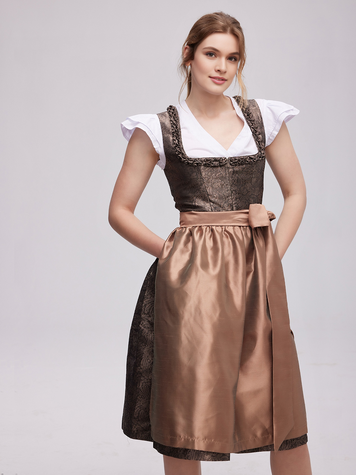 Dunkelgrünes Dirndl mit traditioneller Schürze