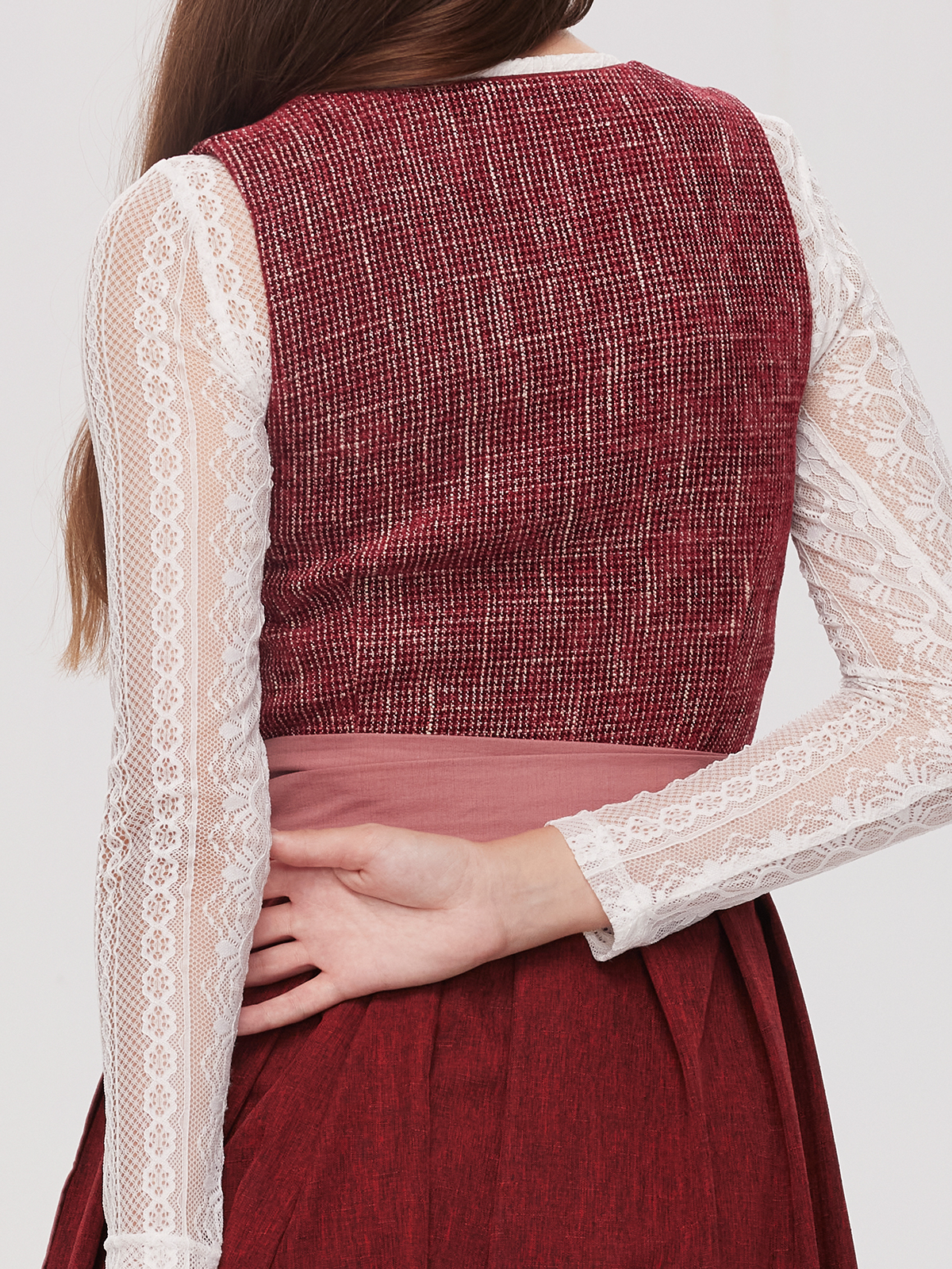 Ein elegantes beiges Dirndl mit floralen Akzenten