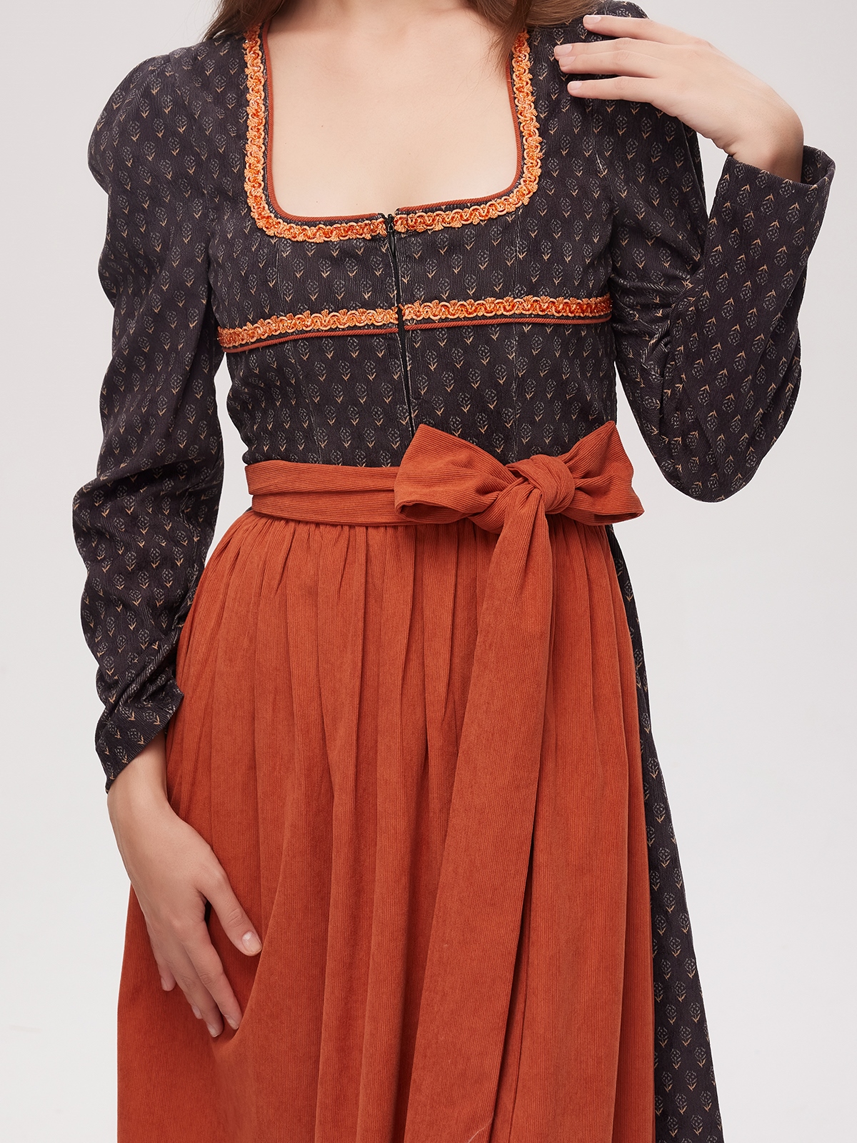 Schwarz Rotes Dirndl – Eleganz und Tradition