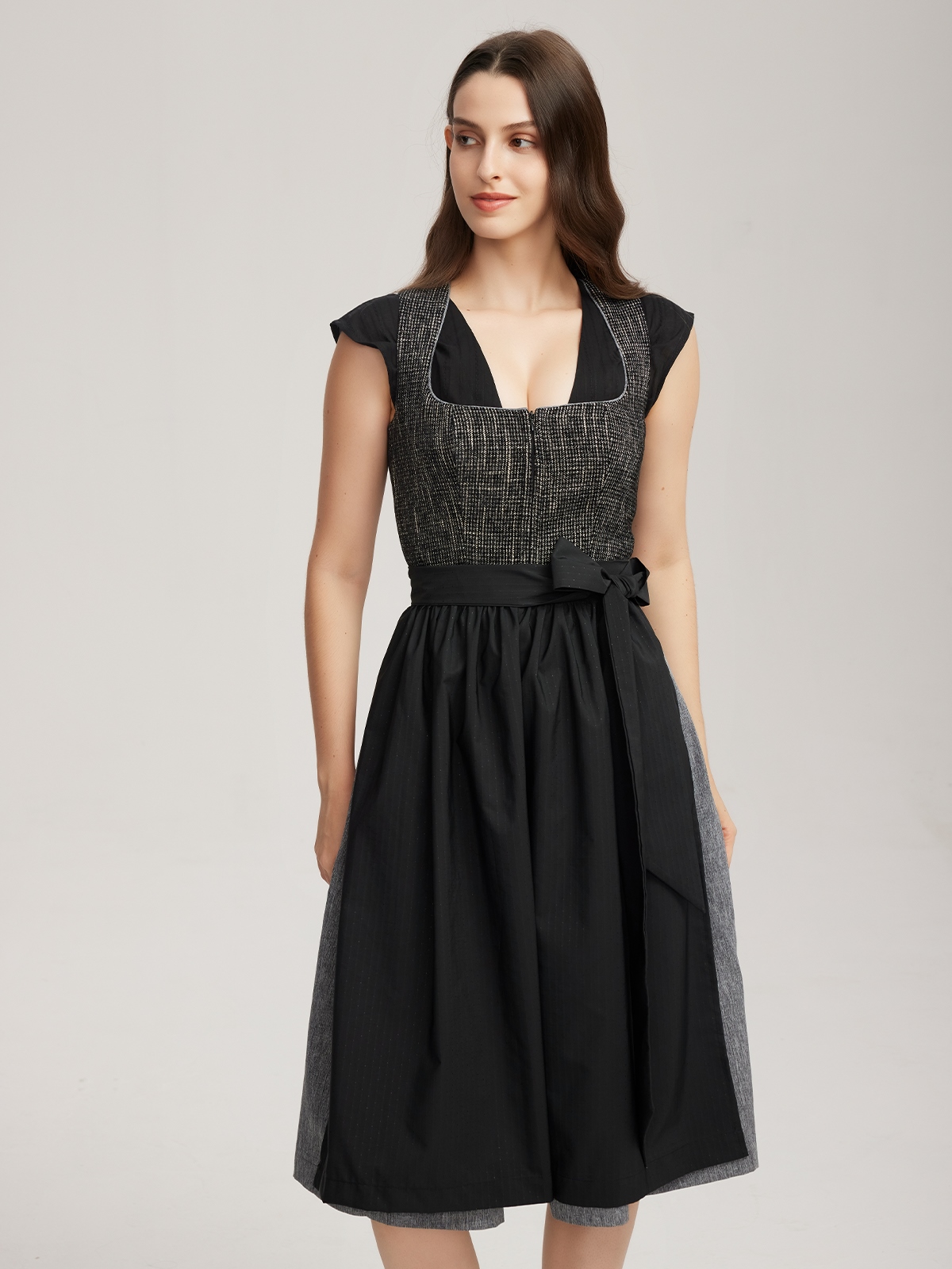 Elegantes schwarzes Midi Dirndl