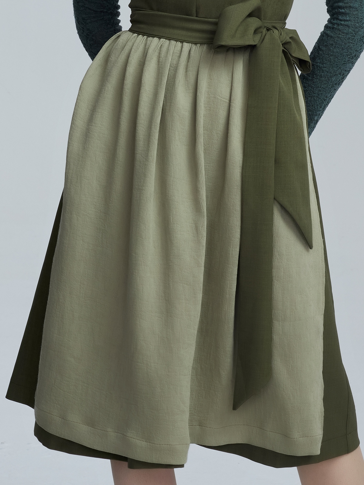 Dirndl in Grün mit Samt-Optik