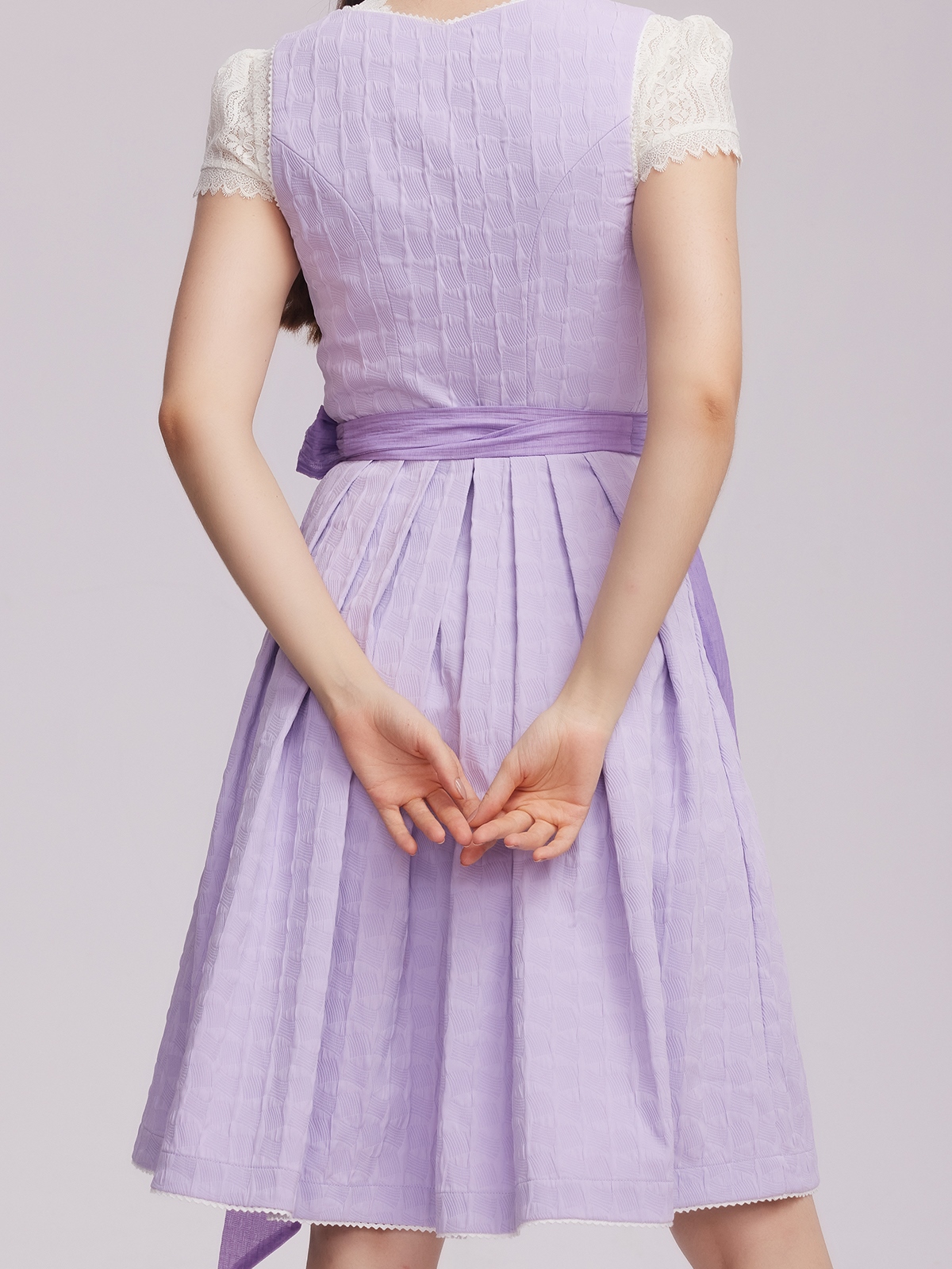 Modernes lila Dirndl mit figurbetonter Silhouette