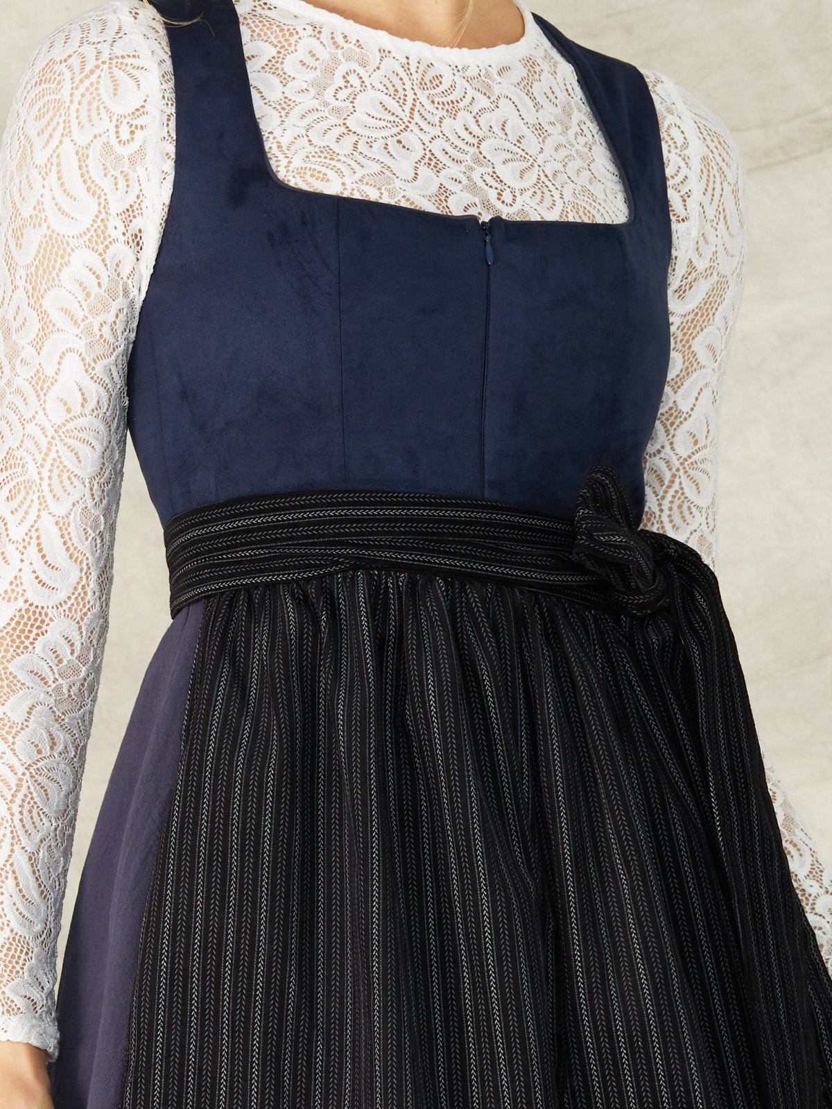 Ein Dirndl in Blau mit floralen Details