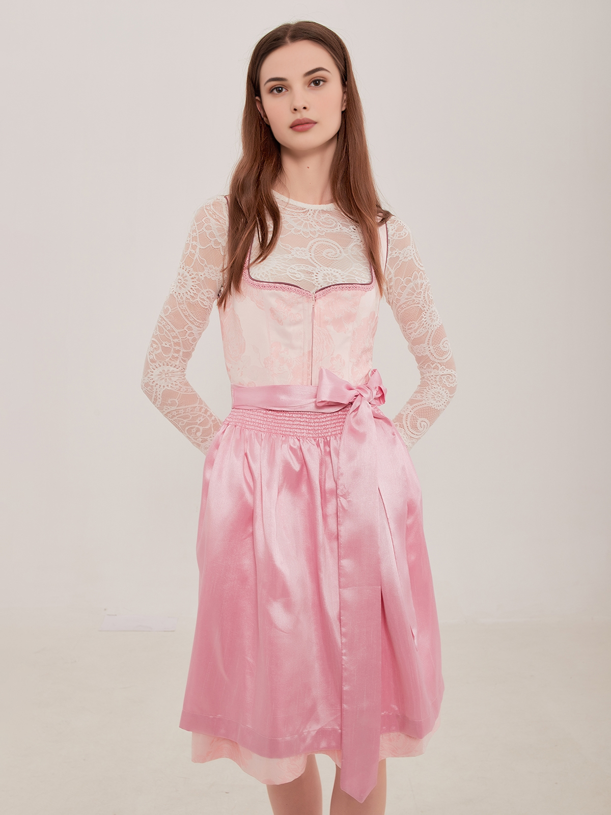 Dirndl in Blau – ähnlich elegant wie Orange Samt