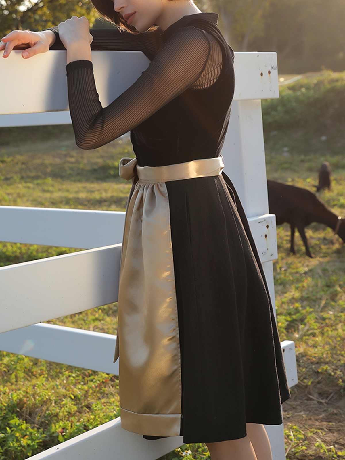 Elegantes schwarzes Dirndl von Amuseliebe