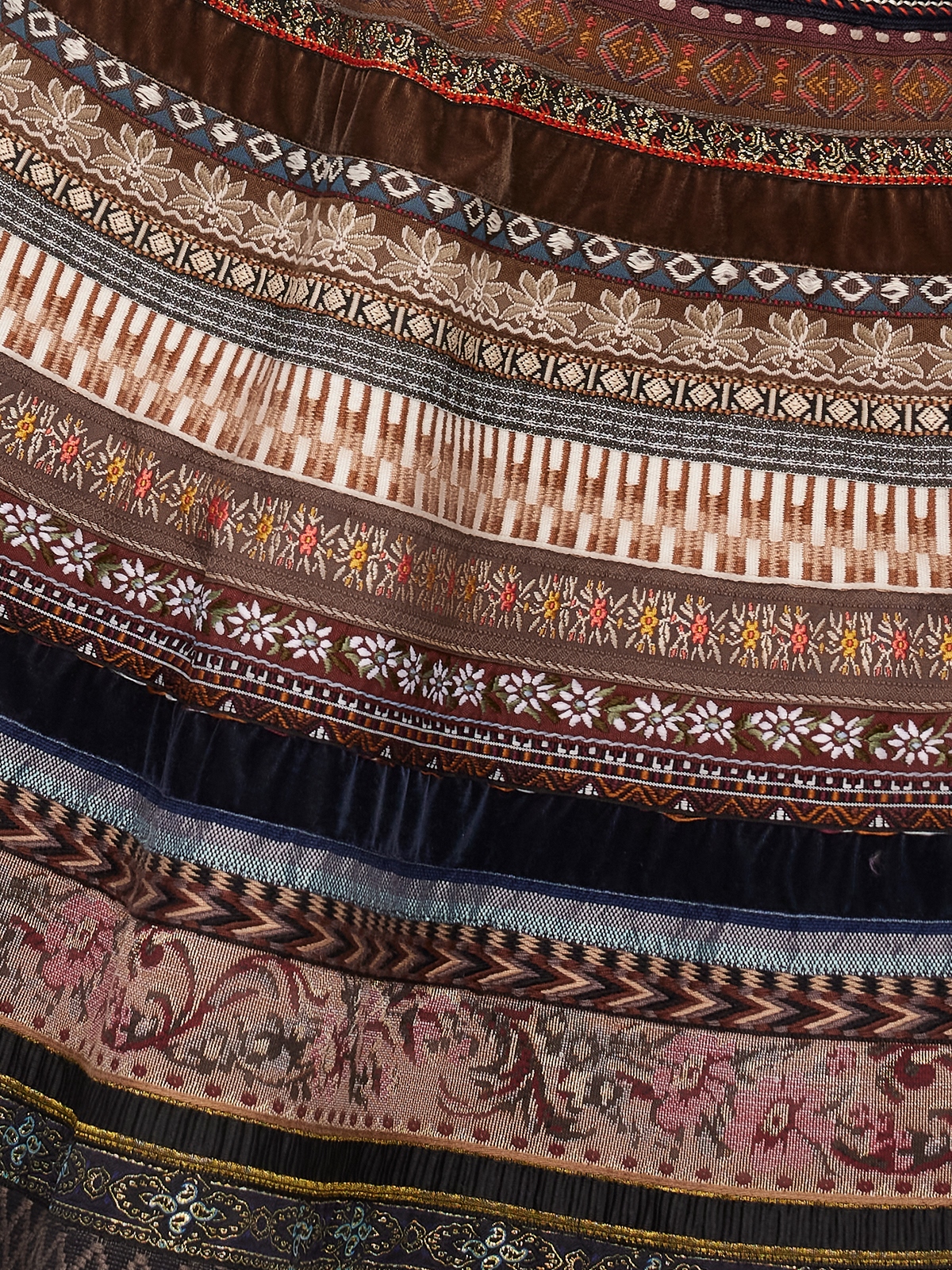 Traditionelles Dirndl in Braun